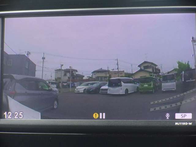 運転状況を映像と音で記録し、ドライブの思い出残しやドライバーの運転チェックができる、便利なドライブレコーダーを装備しています！ナビ画面で映像を見ることができるので、便利です♪