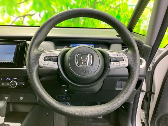 WECARSの展示場では実際に見て、触ってお車をお選びいただけます！知識の豊富な営業スタッフが様々なカーライフをご提案いたします！