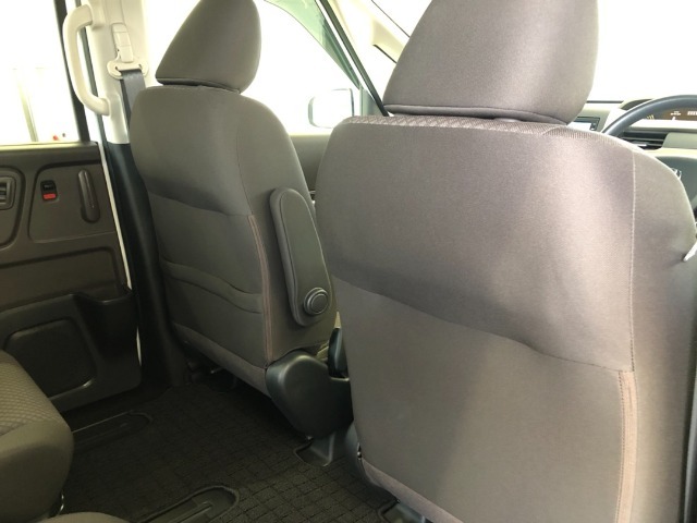 【座席シート】シート後側に便利な収納ポケットがあります。