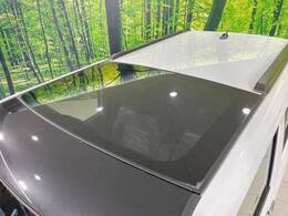 【ガラスルーフ】ガラスルーフ搭載で車内の解放感が一気にアップ！開放的なドライブをお楽しみいただけます。