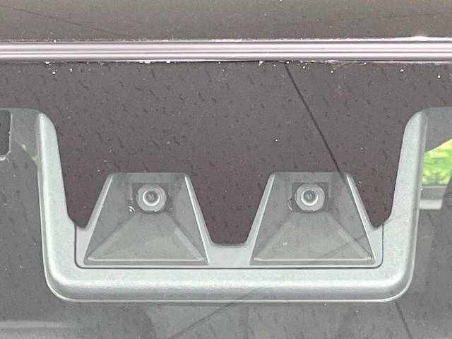【スマートアシスト】走行中に前方の車両等を認識し、衝突しそうな時は警報とブレーキで衝突回避と被害軽減をアシスト。より安全にドライブをお楽しみいただけます。