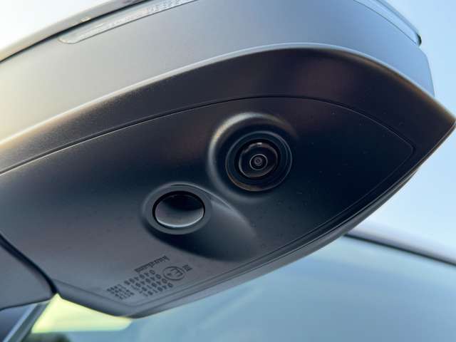 【パノラミックビューモニター】360度カメラも装着されております！車内のスイッチで切り替え可能です！リバース時には、自動でバックカメラと併用で映し出されますので、全周囲を確認しながら後退可能です！！！