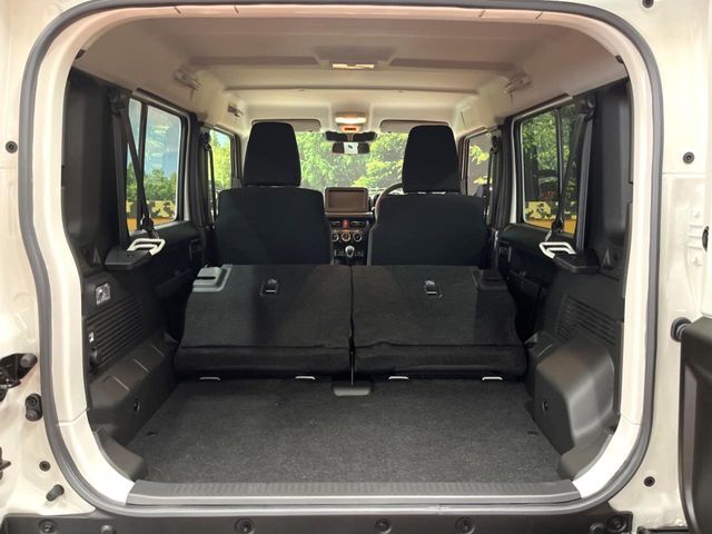 普段のお買い物や通勤、送迎等に十分な荷室スペースを確保しております。セカンドシートを倒すと、大きな荷物の積載も可能です♪