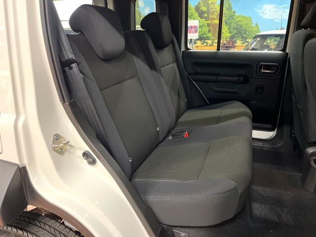 広々とした2列目シートは居住性が高く、居心地も快適！友達や家族とのお出かけにぴったりです。ベビーシートやチャイルドシート使用時も快適にお過ごしいただける十分な空間を確保しています。