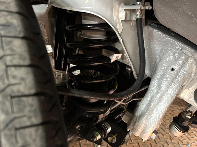 お車を安心してお乗りいただく為には、足回りの定期点検が欠かせません。サービスサポート（有償保証）では無料点検もご提供しており、安心のカーライフをお過ごしいただけるサポート体制が整っています。