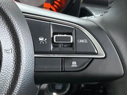 【アダプティブクルーズコントロール】高速道路での長距離走行が楽に！！自動で速度を保つクルーズコントロールが、衝突軽減システムと連携し、前方の車両を感知して車間を保つように速度調節してくれます！！