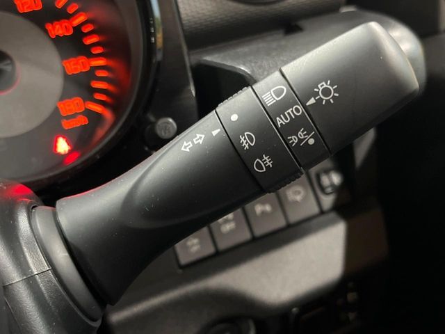 【オートライト】周りの明るさに応じて自動でヘッドライトの点灯・消灯ができる機能です！ライトの付け忘れ・消し忘れなどが無くなり、雨の日や夕方の走行も安心！トンネル通過時も便利ですね♪