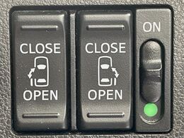 【両側パワースライドドア】スマートキーや運転席のスイッチで後席両側スライドドアの開閉が可能♪電動だから力を入れてドアを開ける必要が無く、小さなお子様でも簡単に開け閉めでき快適です♪