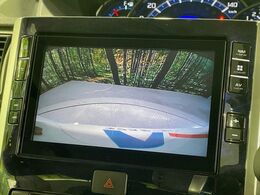 【バックカメラ】駐車時に後方がリアルタイム映像で確認できます。大型商業施設や立体駐車場での駐車時や、夜間のバック時に大活躍！運転スキルに関わらず、今や必須となった装備のひとつです！