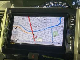 【純正8インチナビ】人気の純正ナビを装備しております。ナビの使いやすさはもちろん、オーディオ機能も充実！キャンプや旅行はもちろん、通勤や買い物など普段のドライブも楽しくなるはず♪