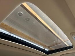 【サンルーフ】開放感たっぷりの希少装備、サンルーフが装着されています！車内に明かりを取り入れたり景色を楽しむ以外にも、車内の空気も簡単に換気できて快適です！