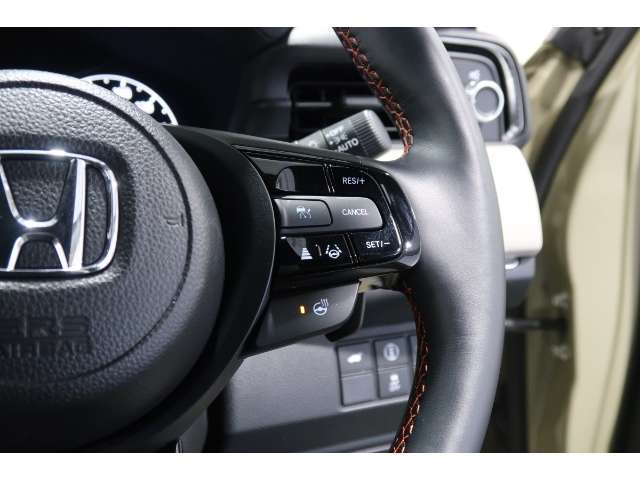 Hondaセンシングの機能のひとつ、アダプティブクルーズコントロール付！アクセルから足を離しても設定したスピードと前車との車間を保ち走行してくれます！車線維持もアシスト☆高速道路で疲労軽減ですね☆