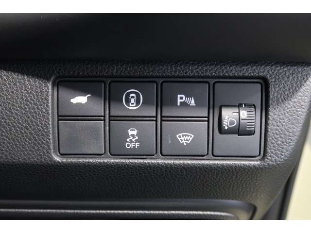 パーキングセンサーや横滑りを防ぐVSA等のスイッチ類は運転席の右側、手の届きやすい位置にあります。
