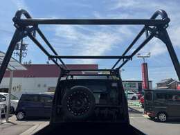 HARD CARGO製ワークキャリア装着。頑丈なスチール製で、長尺物や大物荷物の積載にも対応。仕事にもアウトドアにも頼れる相棒。