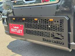 フロントフェイスに無骨さと存在感をプラスするHARD CARGO製LEDスキッドグリル。高輝度LED内蔵で、夜間の視認性とワイルドなルックスを両立。