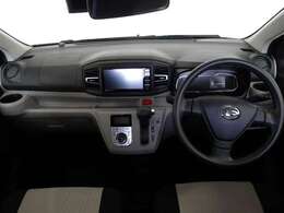 すっきりまとめられた視認性の良いインパネ。各操作スイッチは使いやすい位置に配置されています。