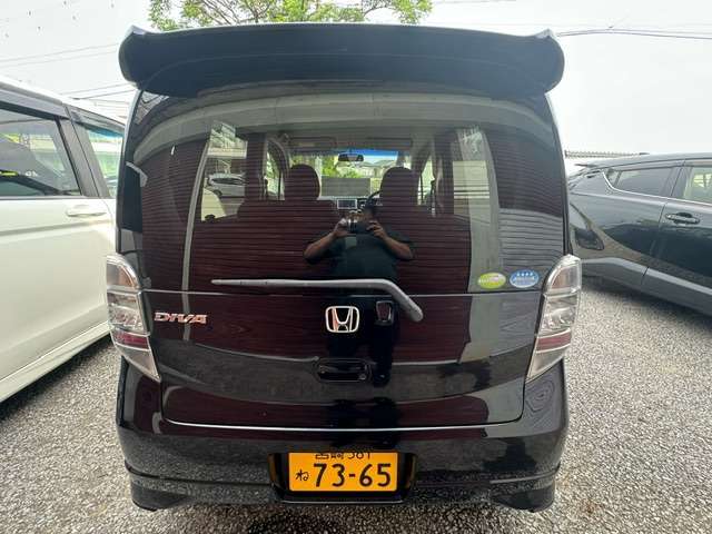 納車前に法定点検を実施しており、車検が必要な車両については合格基準に満たない箇所の部品交換や修繕作業を行います。また、その他装備面に関しては動作確認を実施しております。