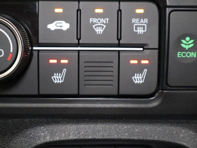 シートヒーター装備付き車！！座席に埋め込まれた電熱線によりシートを暖めることが出来る装備で、温められたシートは、寒い冬には最適です！！
