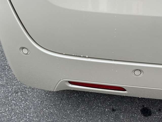 【クリアランスソナー】障害物をセンサーで感知し、音でお知らせ。駐車時や狭い道での接触回避をサポートします。