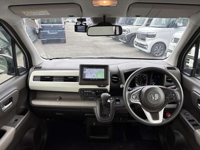 車を選ぶうえで運転席の快適さのチェックは欠かせません。ぜひご来店頂き実物をご覧ください！試乗も可能ですので、営業担当までお申し付けください。
