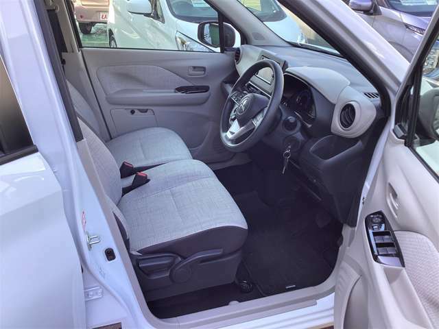 運転席にはレバーでシート高さを調節できるハイトアジャスターを装備☆、体格に合わせたシートポジションを設定できます。