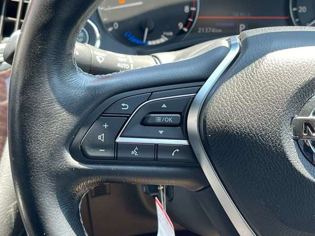 ステアリングスイッチ付きのハンドル！運転に支障をきたすことなくナビ操作が可能です！！