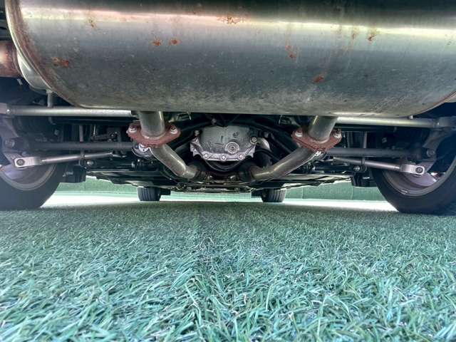 納車前にお車を持ち上げて入念に点検いたします。