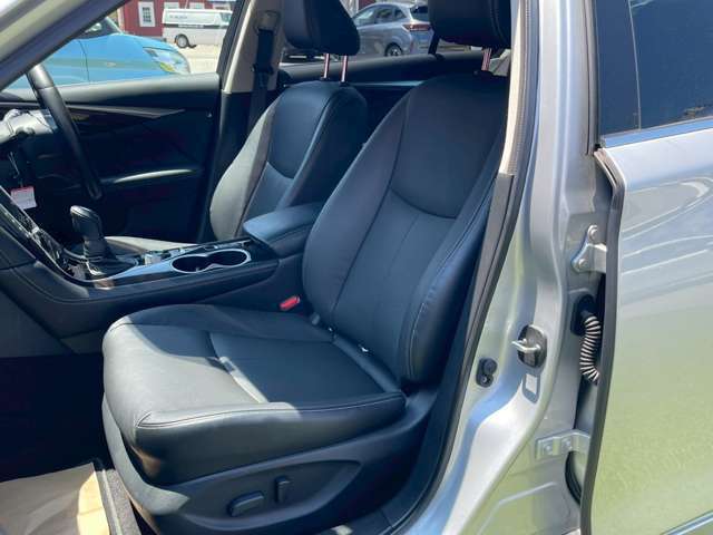 ご納車前にスタッフが入念に清掃し気持ちよく乗り出せるように致します。