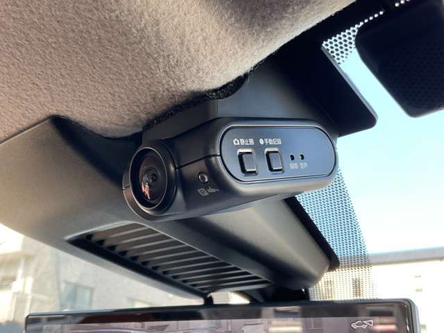【車室内用ドラレコ】車室内カメラによる車内および車側面の撮影記録が駐車時の安心を高めるとともに、走行中の幅寄せ対策や後方撮影（リヤガラス越し）にも対応しています。
