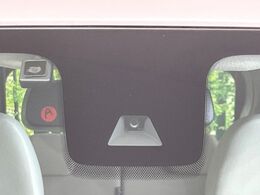 【インテリジェントエマージェンシーブレーキ】フロントカメラで前方の車両や歩行者を検知。衝突しそうな時は衝突被害軽減ブレーキが作動、衝突回避をサポート。より安全にドライブをお楽しみいただけます。