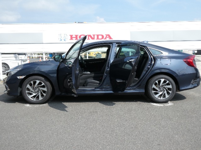 Honda独自のセンタータンクレイアウト、低床設計で床が低くドアも大きく開きますので、女性やお子様、ご年配の方にも一段と乗り降りがしやすくなっています。