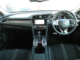 視界広々で非常に運転しやすくロングドライブでも疲れを感じさせないすっきりとまとまったインパネ周りです