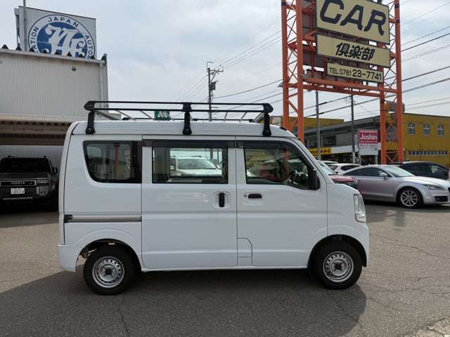 展示車はすべて熟練のスタッフが隅々までチェックしております。気になるところがありましたら、何でも質問してください！