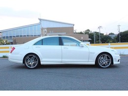 メルセデスベンツの中でもトップモデルのS63AMGロング・パフォーマンスPKG（後期型）が入庫しました！5.5L・V8エンジン搭載の非常に希少なモデルです！是非お早目のご検討宜しくお願い致します！