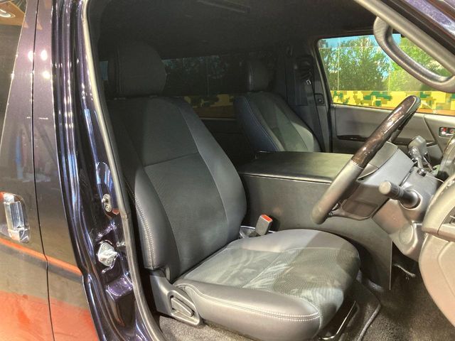 運転席シート廻りは使用感も少なく、良好な状態となっています。丁寧に使われていたことがよくわかりますね。