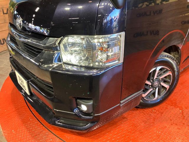 【LEDヘッドライト】悪天候や夜間走行時も良好な視界を確保し安心して運転できる高輝度LEDヘッドライトを装備！点灯速度が早く、消費電力も抑えられています。