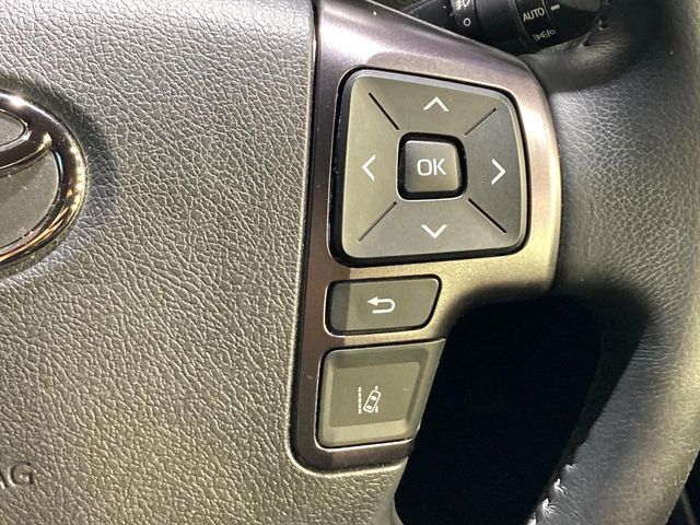 【レーントレーシングアシスト】高速道路走行時、車線からはみ出しそうになるとレーンの中央を走るようにステアリング操作をアシスト。より安全な運転をサポートしてくれます！