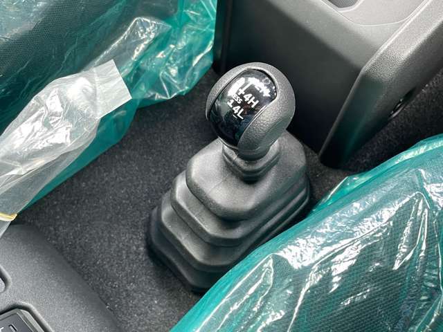 【トランスファーレバー（パートタイム4WD）】路面状況などに応じて2WDと4WDを任意に切り替えて走行できます！※各走行モードについては店舗スタッフにお尋ねください。