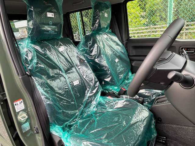 【運転席】新車時状態のままなので、敢えてシートのビニールは外しておりません。