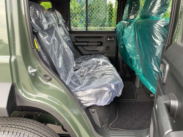 後席　新車時状態のままなので、敢えてシートのビニールは外しておりません。