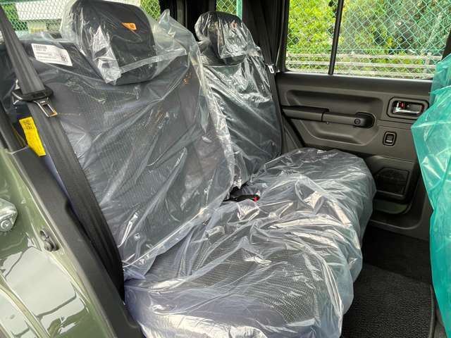 後席　新車時状態のままなので、敢えてシートのビニールは外しておりません。