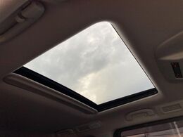 【サンルーフ】開放感たっぷりの希少装備、サンルーフが装着されています！車内に明かりを取り入れたり景色を楽しむ以外にも、車内の空気も簡単に換気できて快適です！