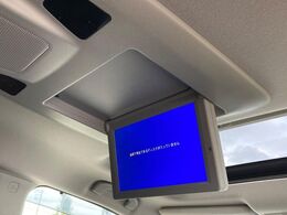 【フリップダウンモニター】大画面モニターで後席でもエンタメをお楽しみいただけます。小さなお子様にも大人気の装備です♪