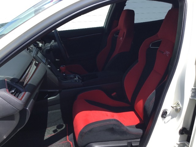 赤/黒色の専用シートでホールドの良いシートとなっております☆そのシードでもサイドエアバッグが装備されており安心です