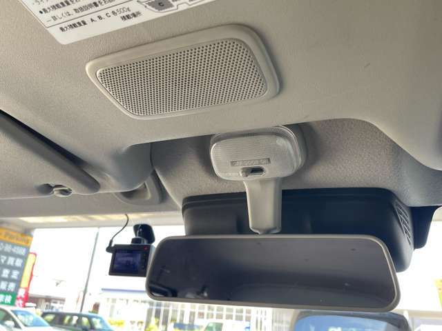 こちらバックミラーの写真になります。割れ等ありませんので、ご安心ください。中古車になりますと、ミラーは結構くすんで汚れていることが多いですが、くまなく清掃しておりますので、ご検討はお早めに！