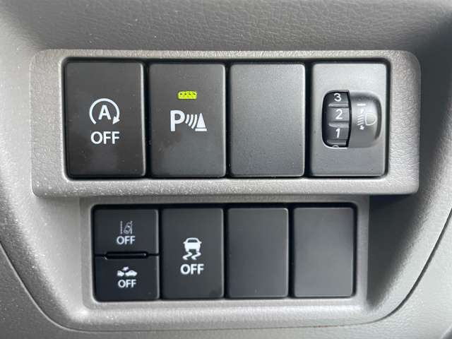 こちら運転席周りの操作部分の写真になります。各部しっかり動作の確認をしておりますので、ご安心だくさい。また、第三者機関の鑑 定書もありますので、そちらも併せて、ご確認いただければ幸いです！