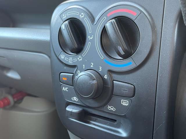 こちら運転席周りの操作部分の写真になります。各部しっかり動作の確認をしておりますので、ご安心だくさい。また、第三者機関の鑑 定書もありますので、そちらも併せて、ご確認いただければ幸いです！