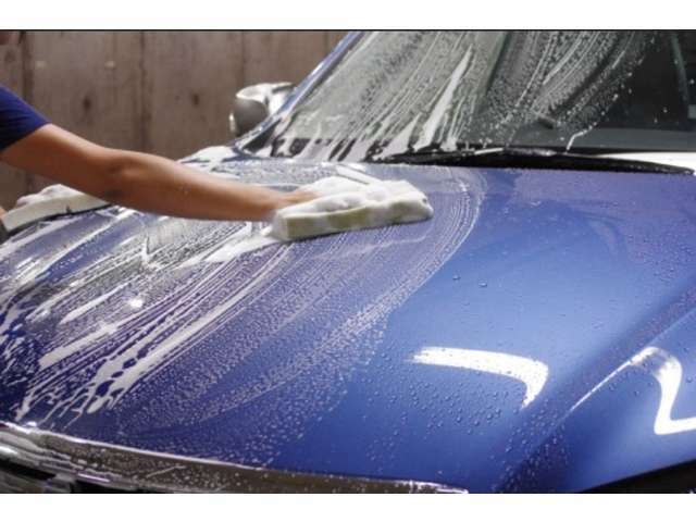 Aプラン画像：【1・洗車】カーシャンプーを使い丁寧に汚れを落とします。同時に塗装の状態をチェックします。
