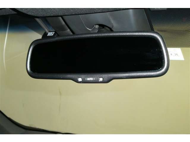 【自動防眩ミラー】夜間走行時、後続車のヘッドライトの反射を自動的に弱くします。 パワーモードONモード、オートミラースイッチONのときに作動。 スイッチ押すごとにON、OFFが切り換わります。