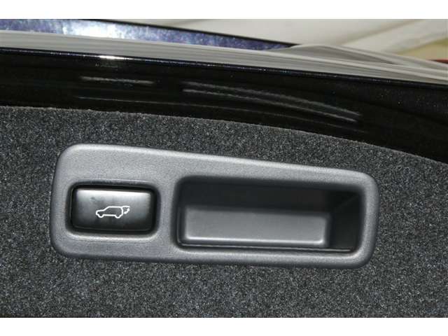 【パワーバックドア】ボタンを押すだけで自動でバックドアの開閉ができます☆